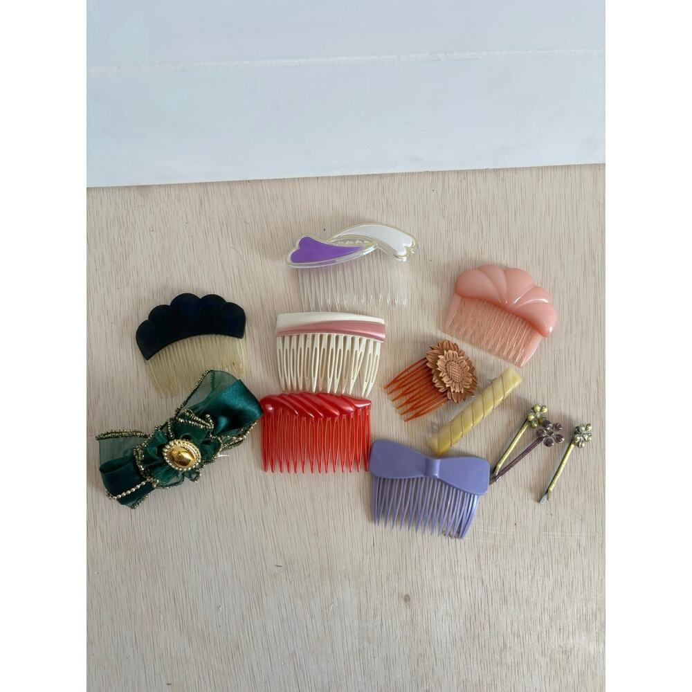 Lot of Vintage Women’s Hair Accessories Hair Pins Multicolor Combs 12 Pieces